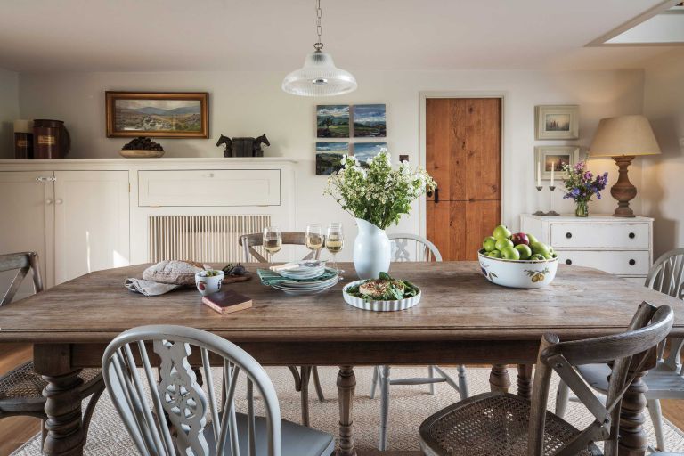 Pastourelle. Kitchen Table